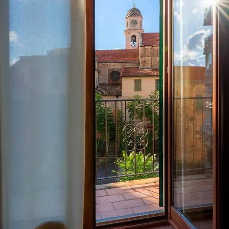 In Centro Citta, Nei Vicoli Del Borgo * サンレモ