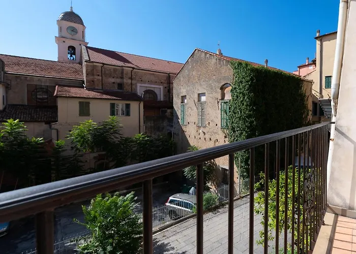 In Centro Citta, Nei Vicoli Del Borgo San Remo