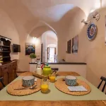 In Centro Città, Nei Vicoli Del Borgo *
