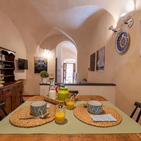 In Centro Citta, Nei Vicoli Del Borgo *